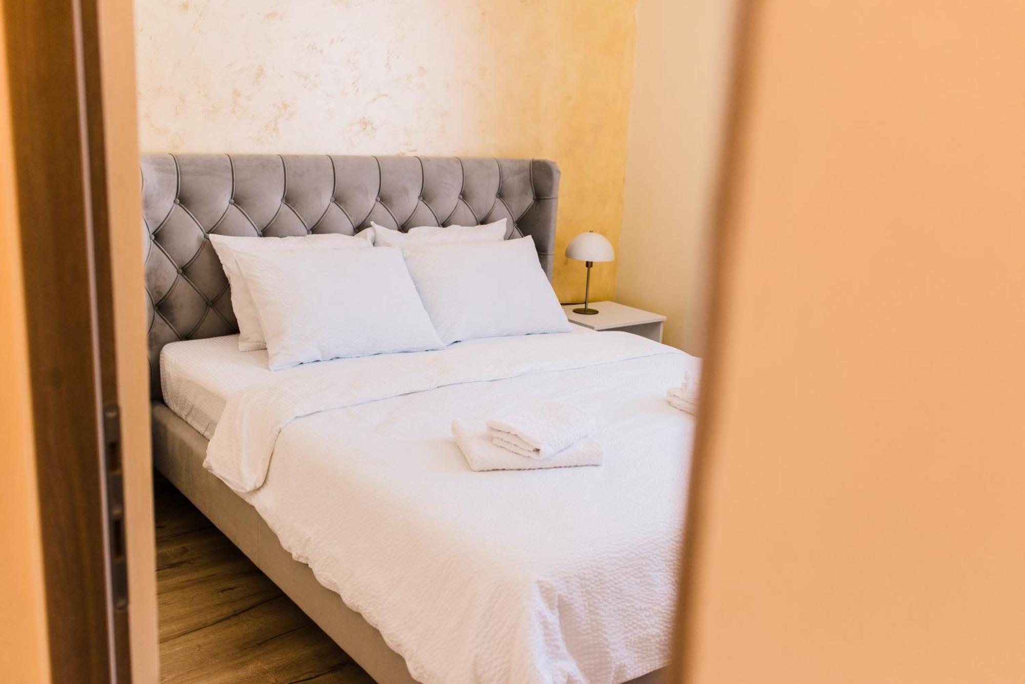 Central White Apartment Satu Mare Exterior photo